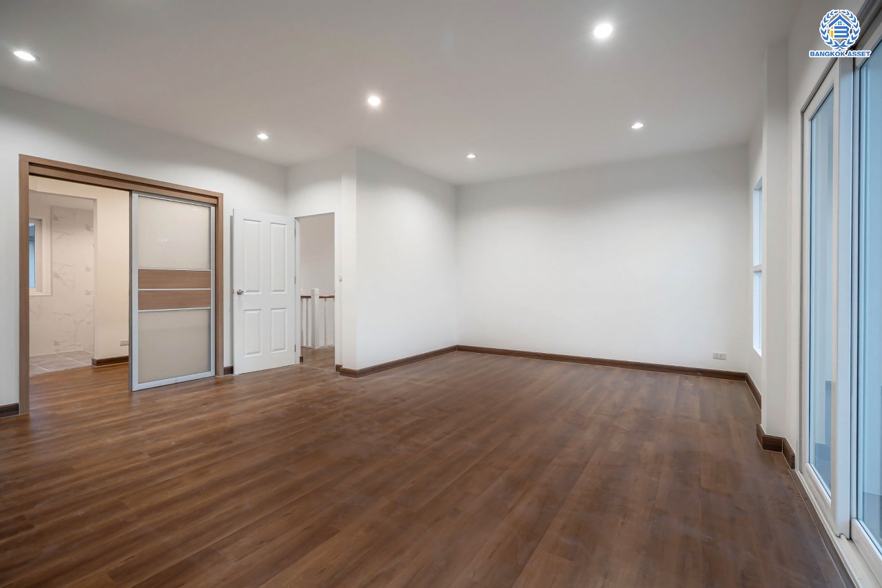 บ้านมือสองตกแต่งใหม่ โครงการ คาซ่าแกรนด์ รัตนาธิเบศร์-ราชพฤกษ์ บ้านเดี่ยวจากแบรนด์ Q.House เนื้อที่ 70 ตร.ว. ฟังก์ชัน 3 ห้องนอน 4 ห้องน้ำ 1 ห้องแม่บ้าน จอดรถได้ถึง 2 คัน พร้อม Facilities ครบครัน บนทำเลเดินทางสะดวก ติดถนนราชพฤกษ์ ใกล้เซ็นทรัลเวสต์เกต และรถไฟฟ้าสายสีม่วง "สถานีบางรักใหญ่"